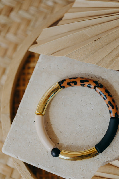 Perlenarmband 029 mit Tube Perlen in Gold, Beige, Schwarz und Leo Print