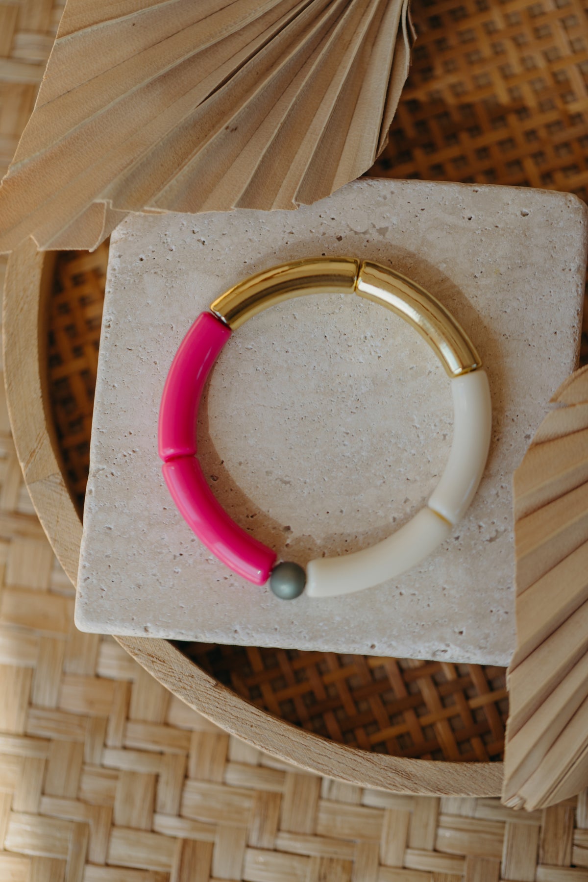 Perlenarmband 030 mit Tube Perlen in Gold, Creme, Pink und Grüntönen