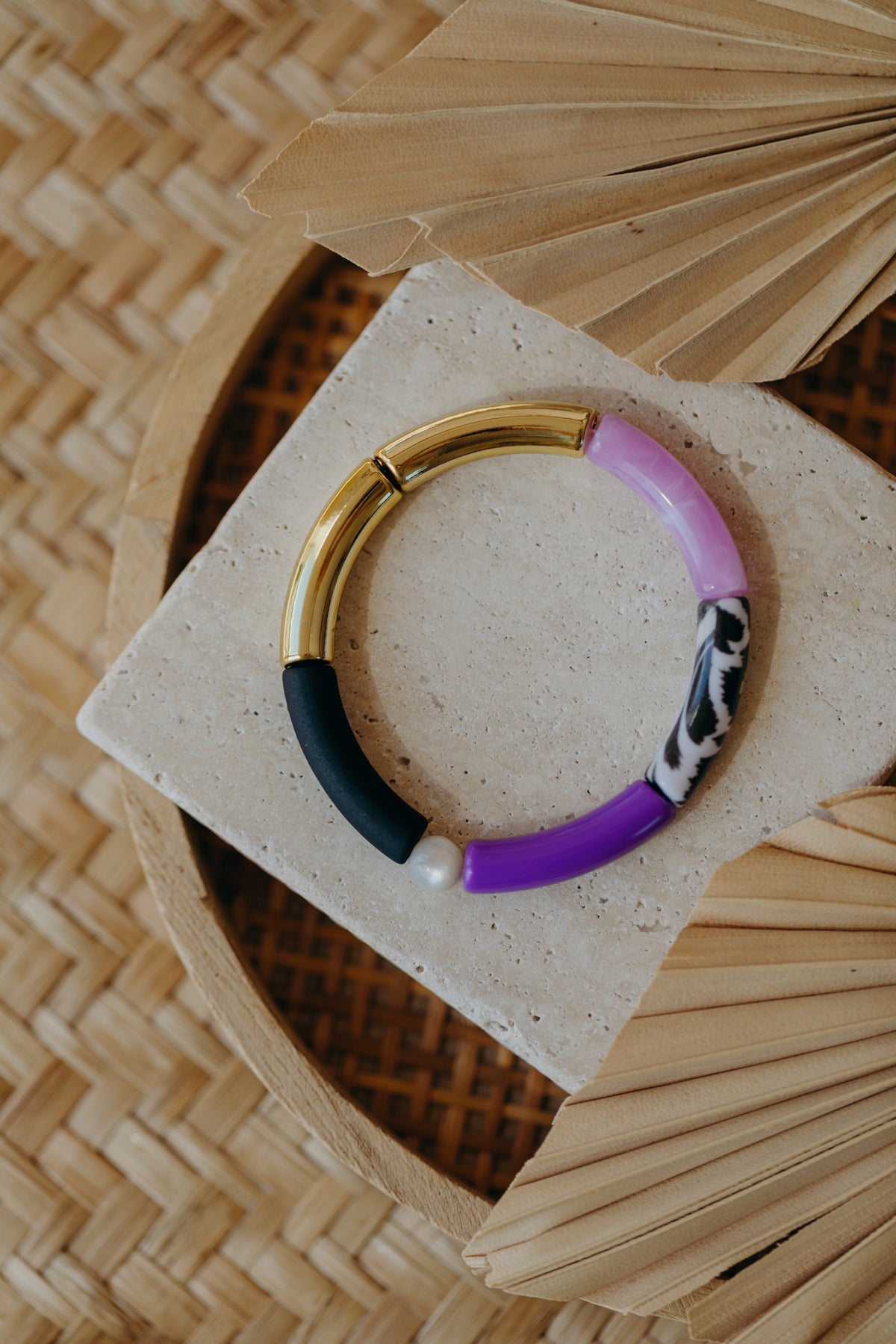 Perlenarmband 031 mit Tube Perlen in Gold, Lila, Schwarz und Leo Print