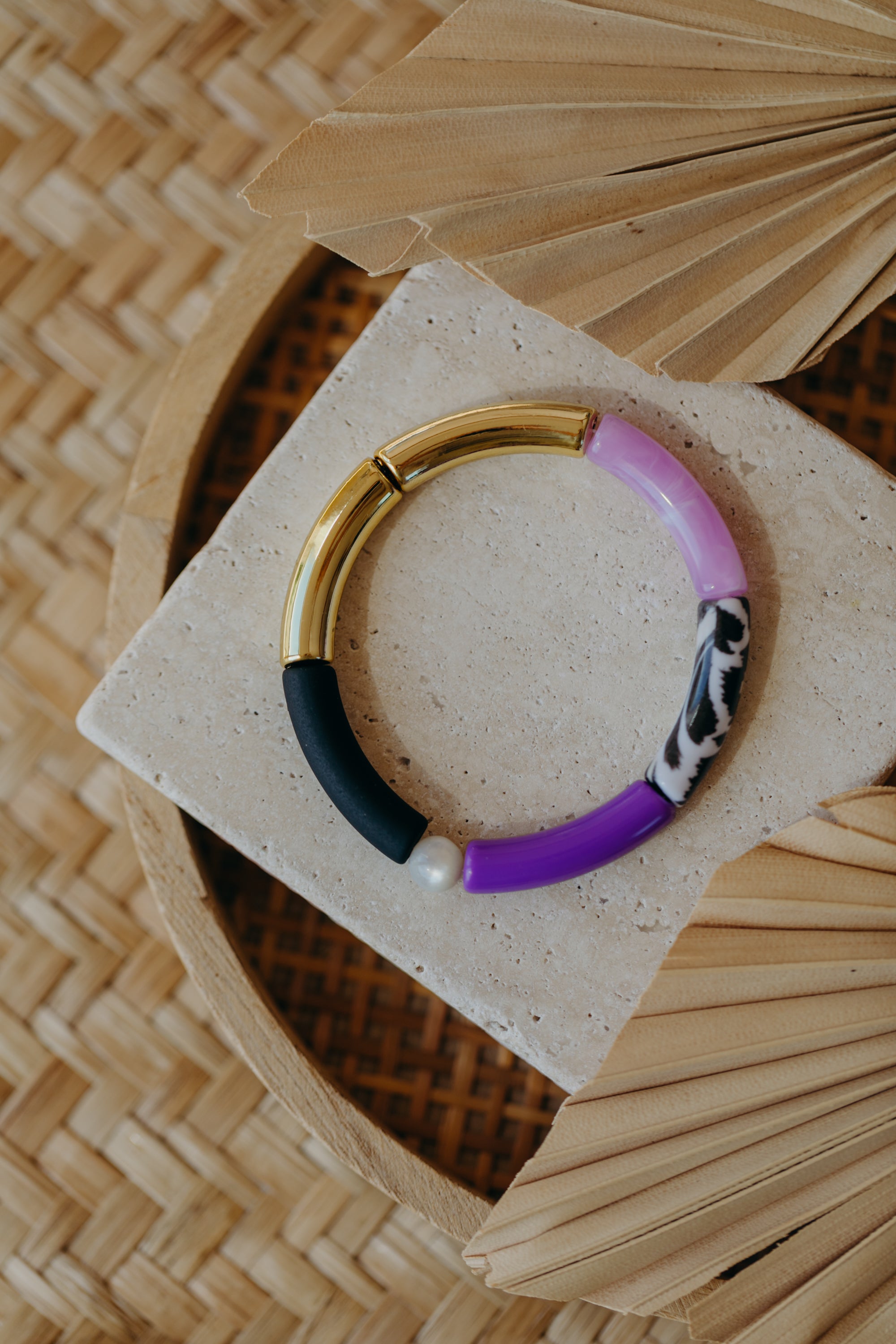 Perlenarmband 031 mit Tube Perlen in Gold, Lila, Schwarz und Leo Print