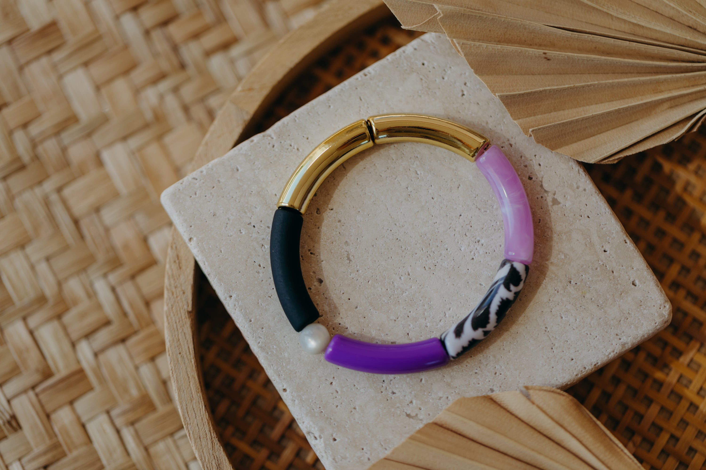 Perlenarmband 031 mit Tube Perlen in Gold, Lila, Schwarz und Leo Print