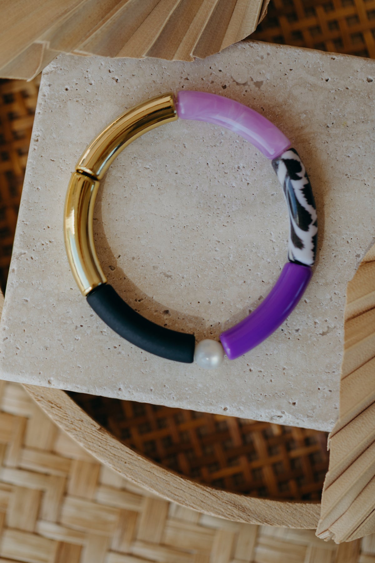 Perlenarmband 031 mit Tube Perlen in Gold, Lila, Schwarz und Leo Print