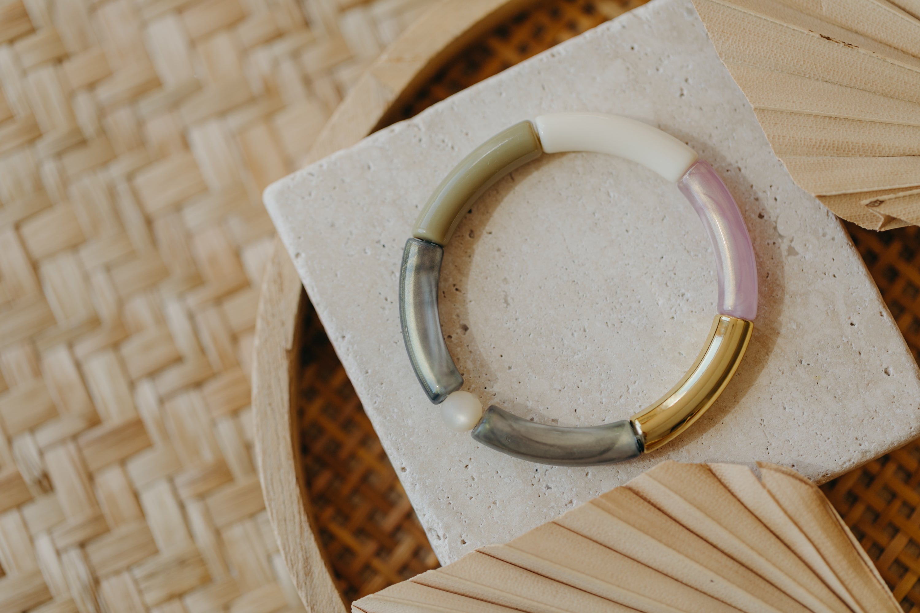 Perlenarmband 032 mit Tube Perlen in Gold, Creme, Lila und Grüntönen