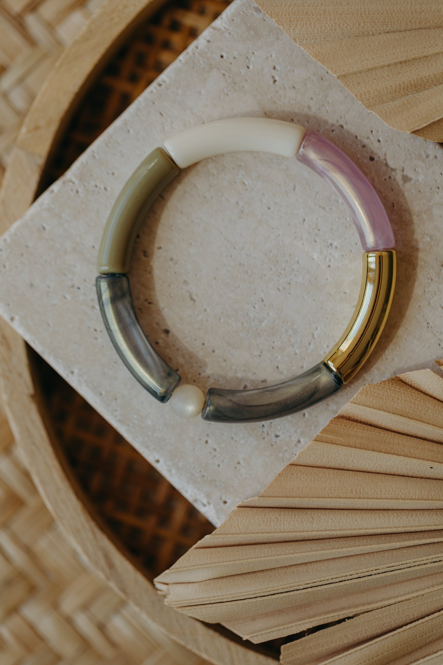 Perlenarmband 032 mit Tube Perlen in Gold, Creme, Lila und Grüntönen