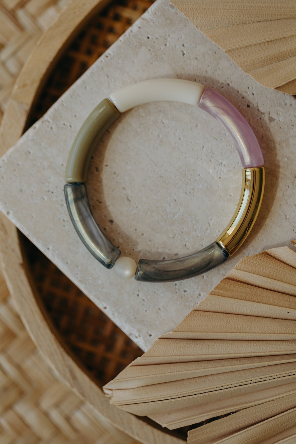 Perlenarmband 032 mit Tube Perlen in Gold, Creme, Lila und Grüntönen