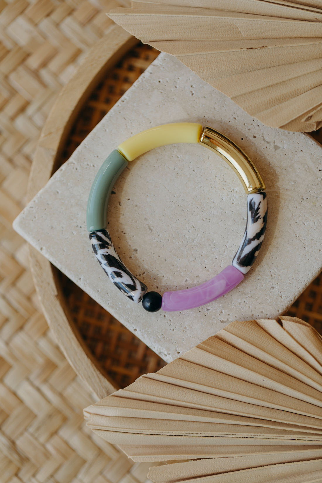 Perlenarmband 035 mit Tube Perlen in Gold, Gelb, Lila, Grün und Leo Print