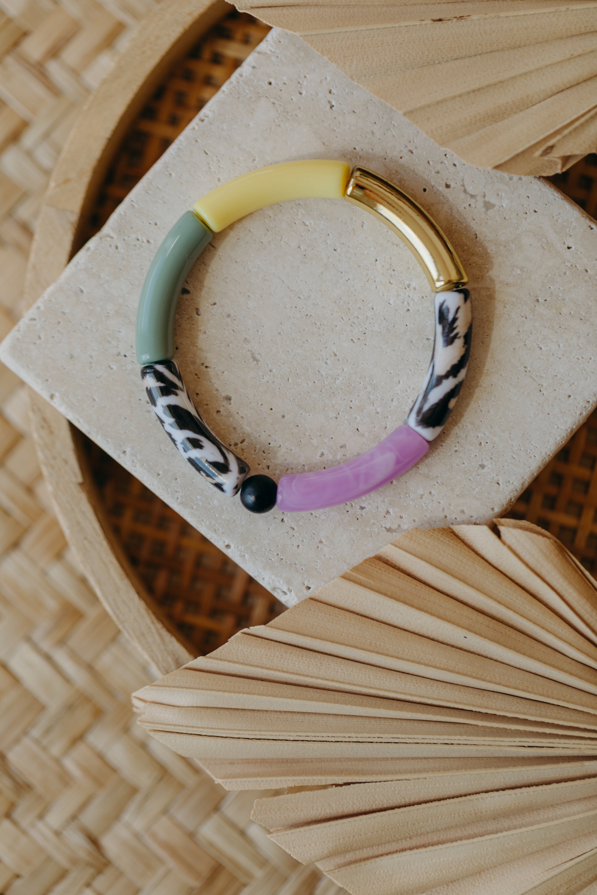 Perlenarmband 035 mit Tube Perlen in Gold, Gelb, Lila, Grün und Leo Print