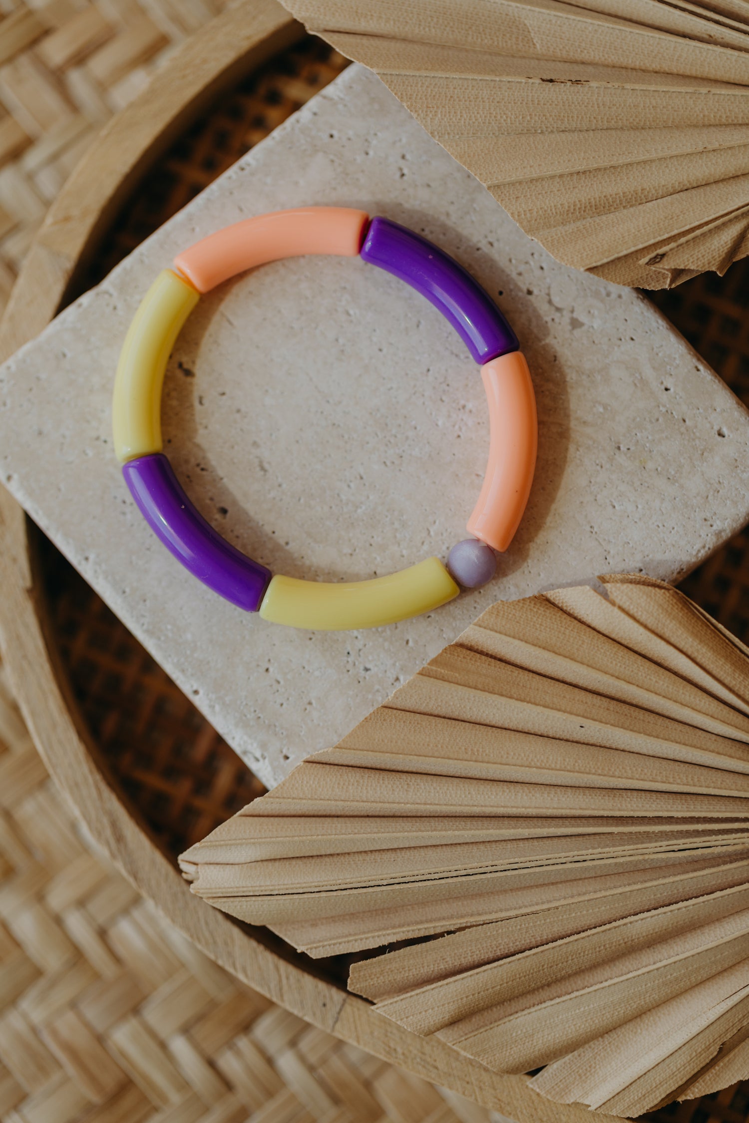 Perlenarmband 037 mit Tube Perlen in Gold, Gelb, Apricot und Dunklem Lila