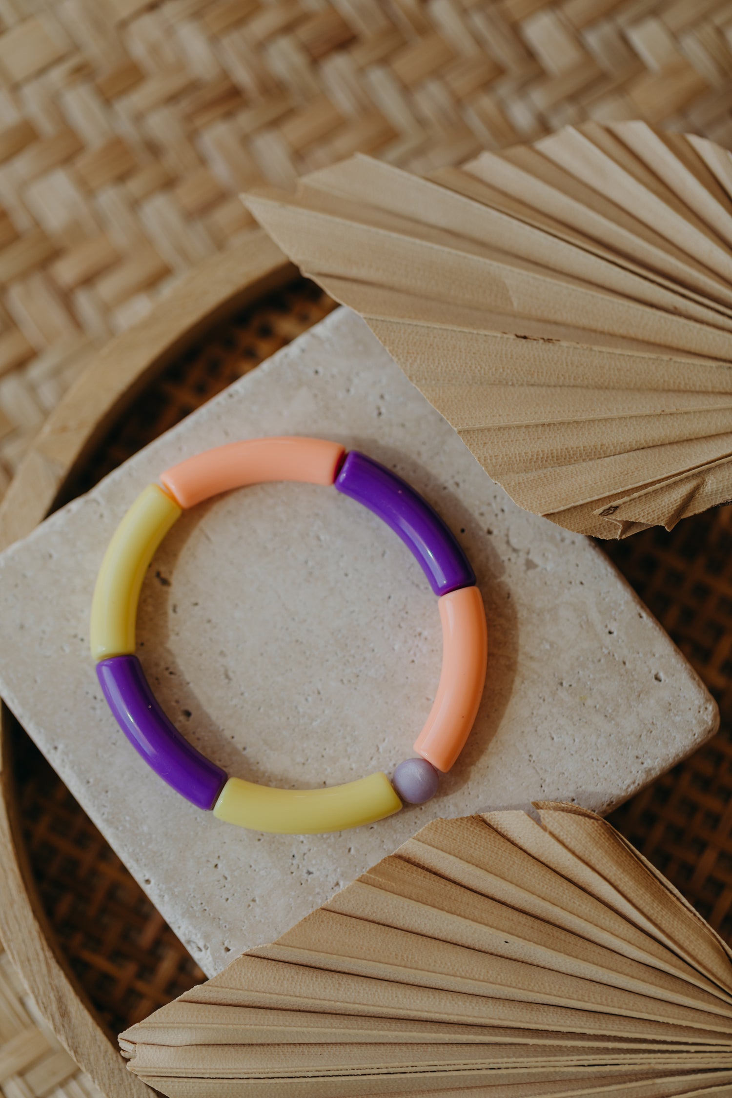 Perlenarmband 037 mit Tube Perlen in Gold, Gelb, Apricot und Dunklem Lila