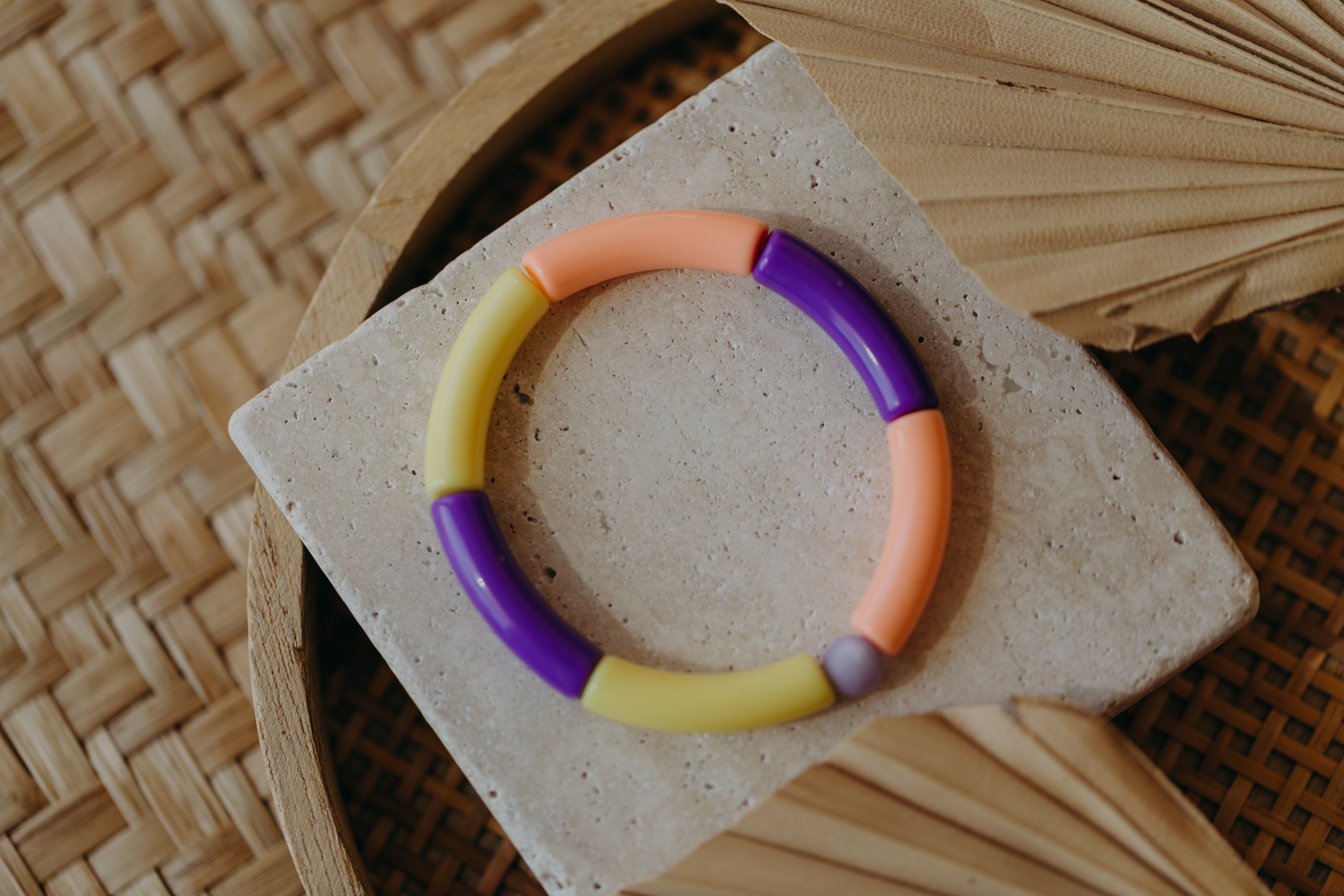 Perlenarmband 037 mit Tube Perlen in Gold, Gelb, Apricot und Dunklem Lila