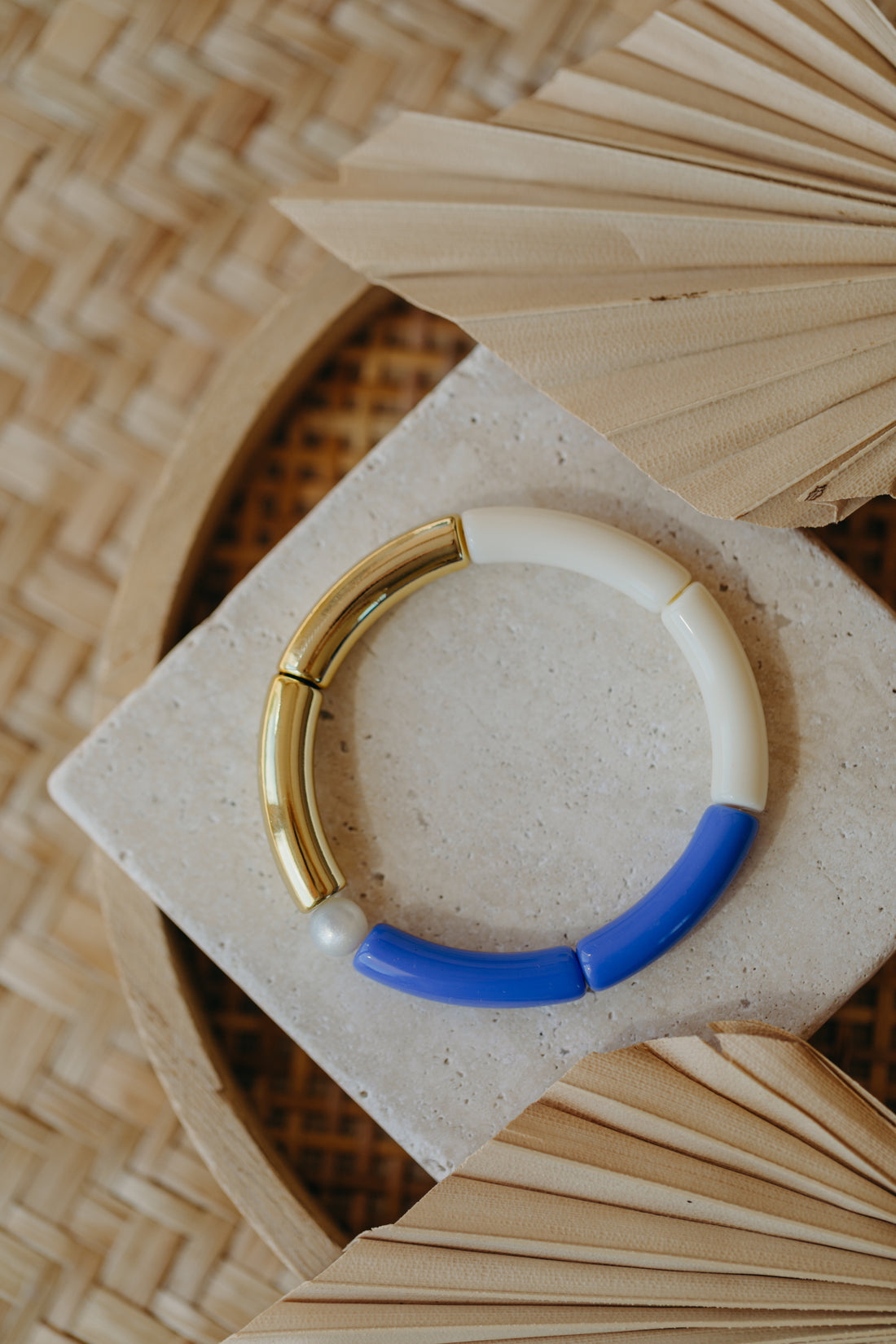 Perlenarmband 039 mit Tube Perlen in Gold, Weiß und Blau