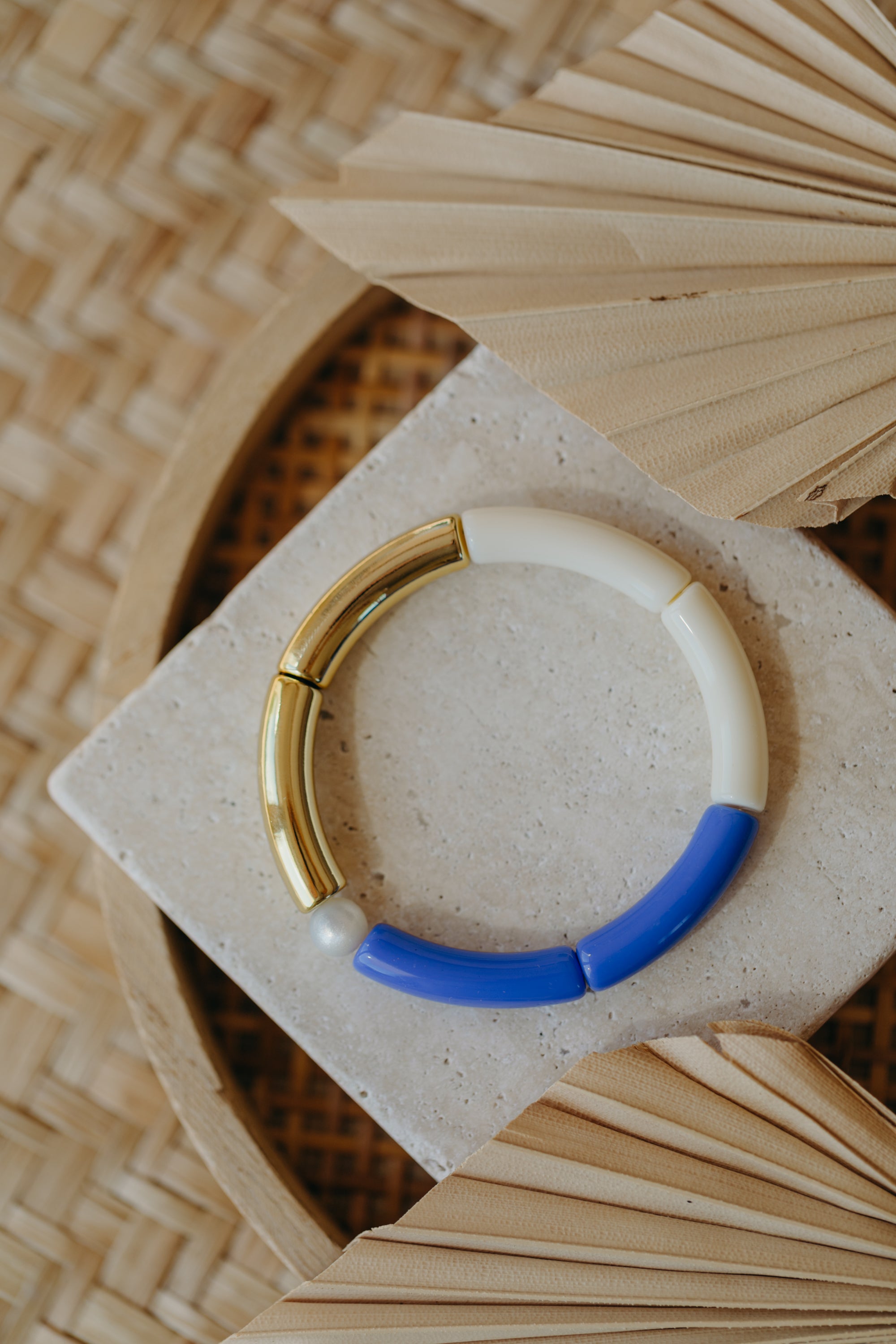 Perlenarmband 039 mit Tube Perlen in Gold, Weiß und Blau