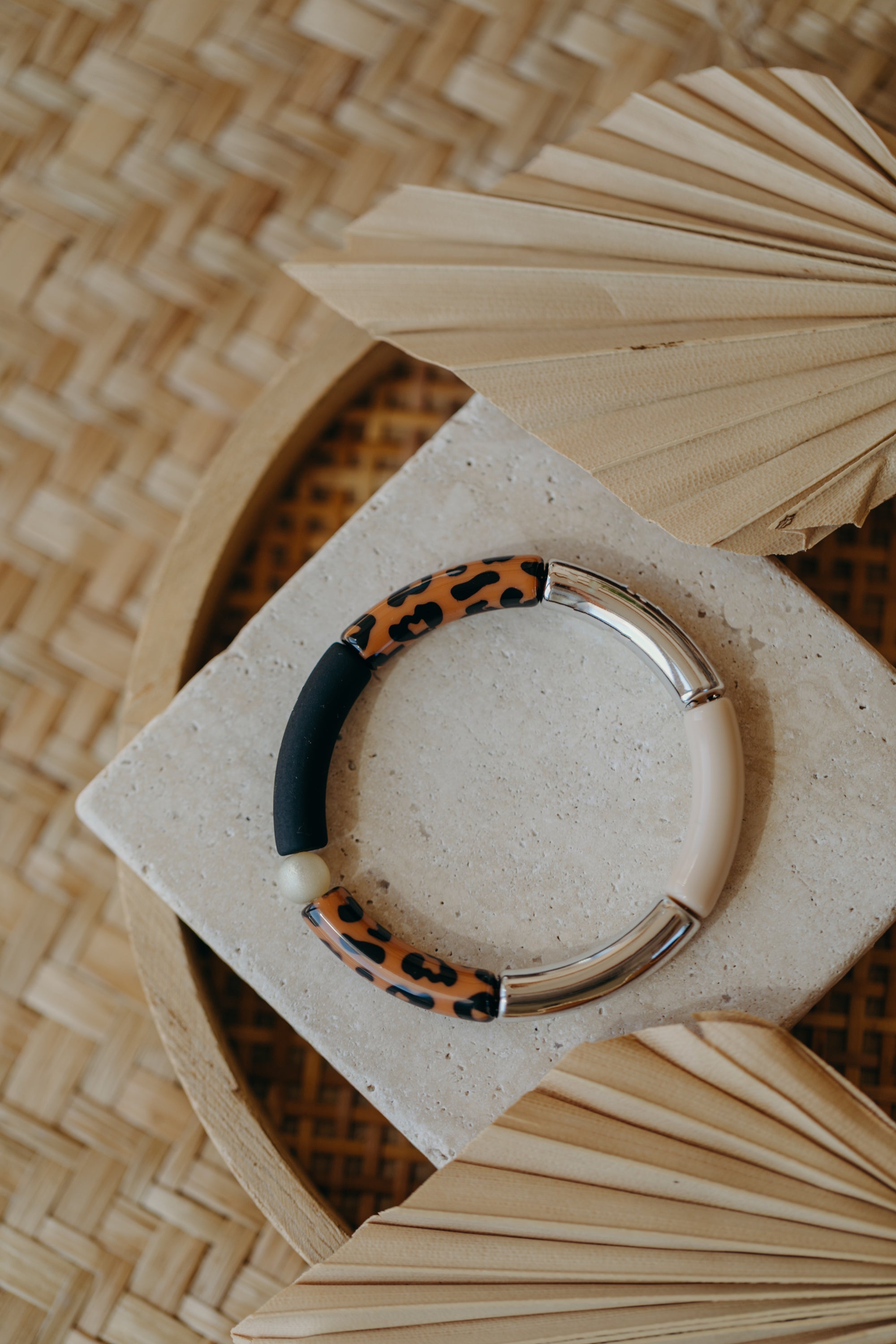 Perlenarmband 040 mit Tube Perlen in Silber, Creme, Schwarz und Leo Print