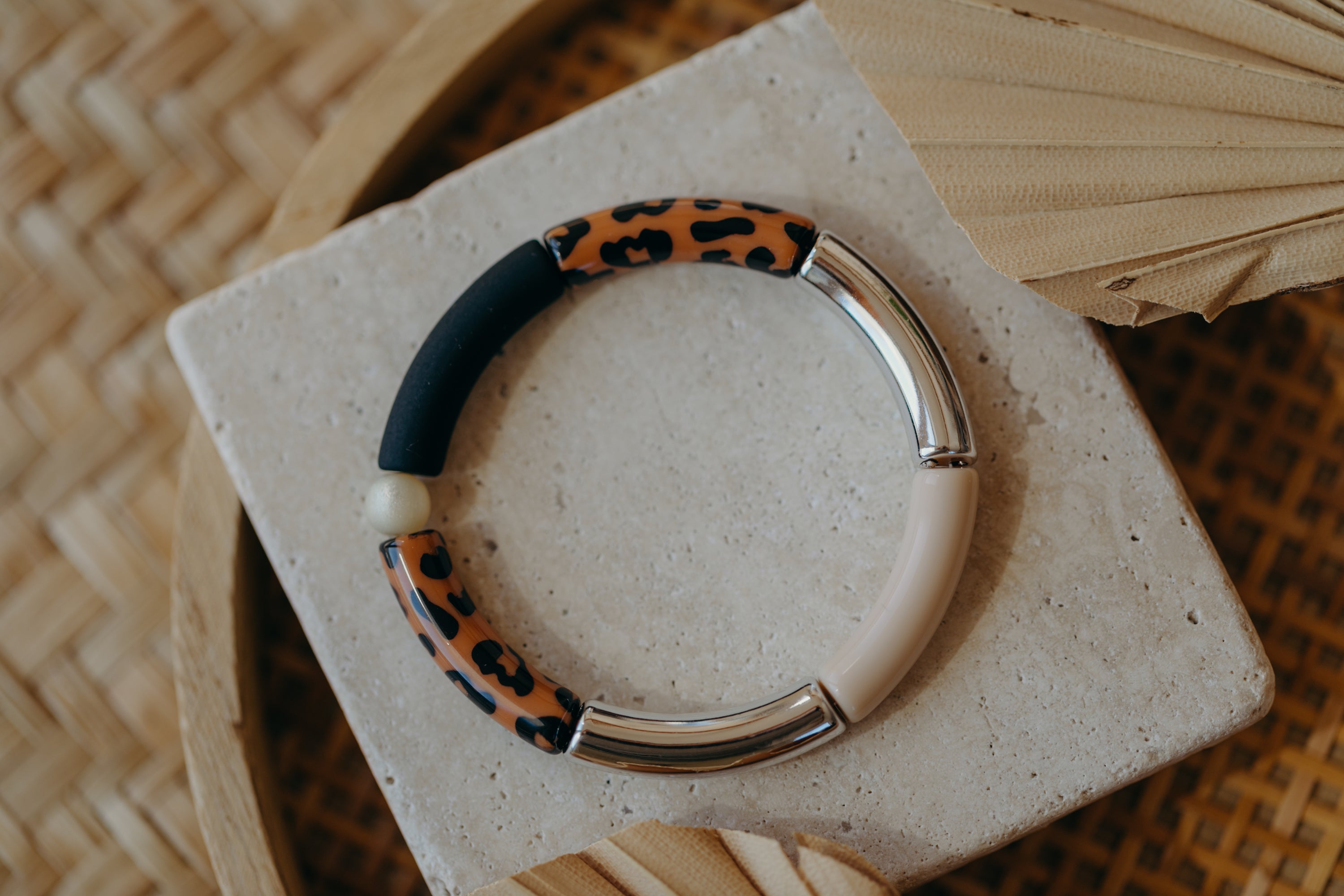 Perlenarmband 040 mit Tube Perlen in Silber, Creme, Schwarz und Leo Print