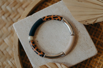 Perlenarmband 040 mit Tube Perlen in Silber, Creme, Schwarz und Leo Print