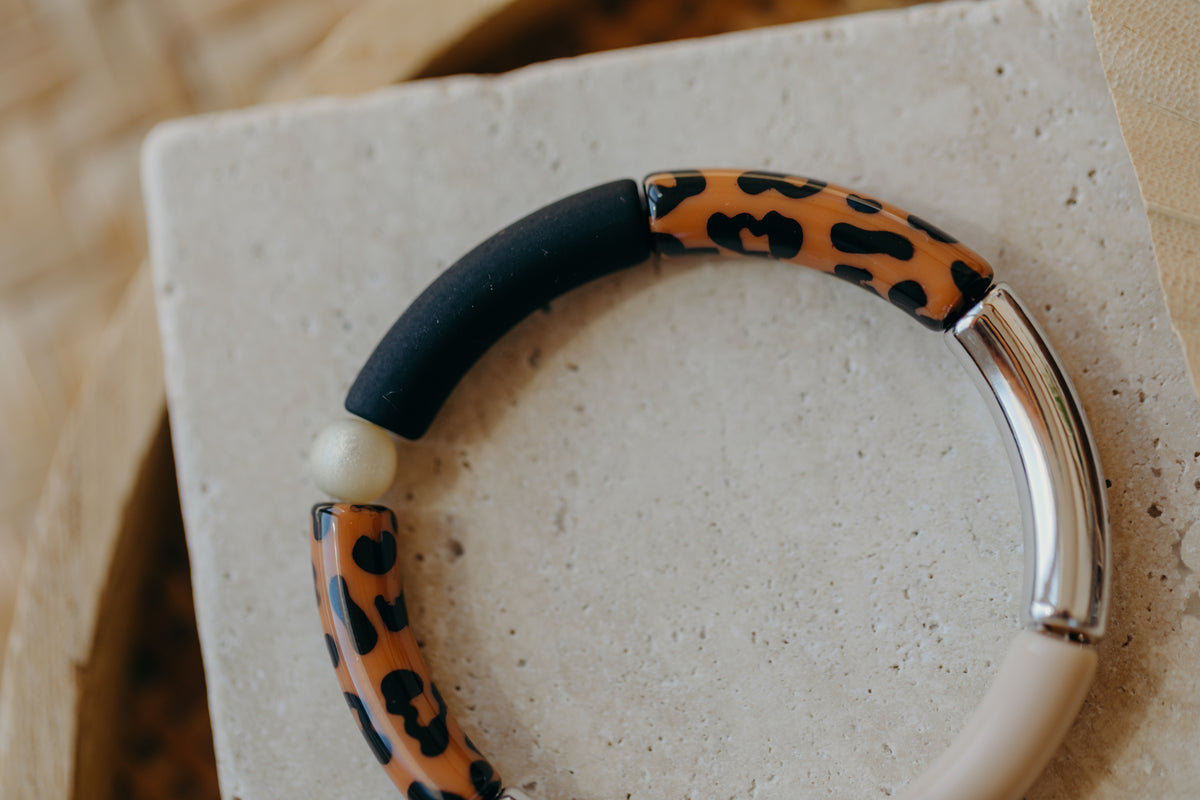 Perlenarmband 040 mit Tube Perlen in Silber, Creme, Schwarz und Leo Print