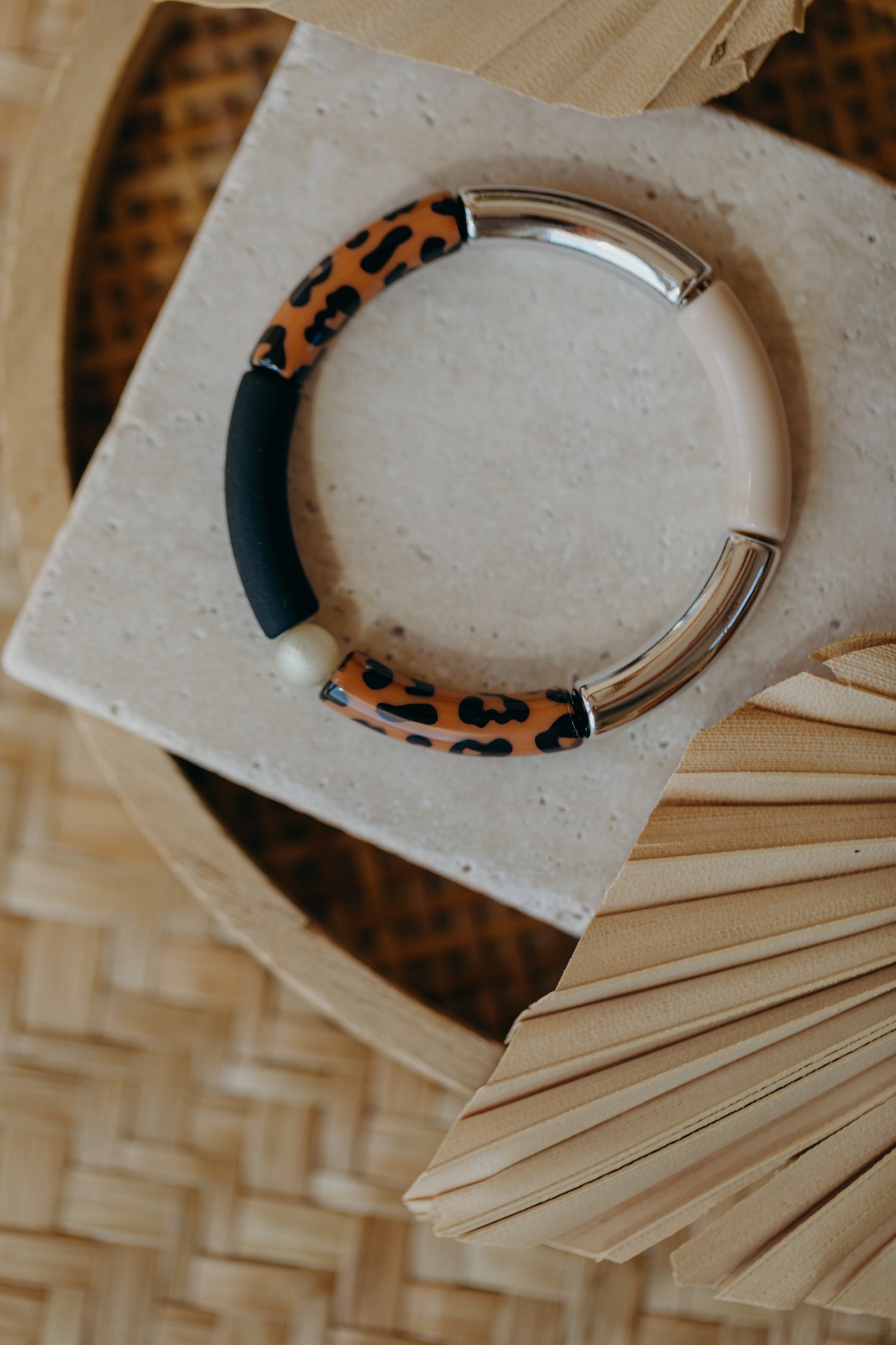 Perlenarmband 040 mit Tube Perlen in Silber, Creme, Schwarz und Leo Print