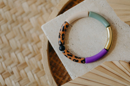 Perlenarmband 041 mit Tube Perlen in Gold, Creme, Lila, Grün und Leo Print