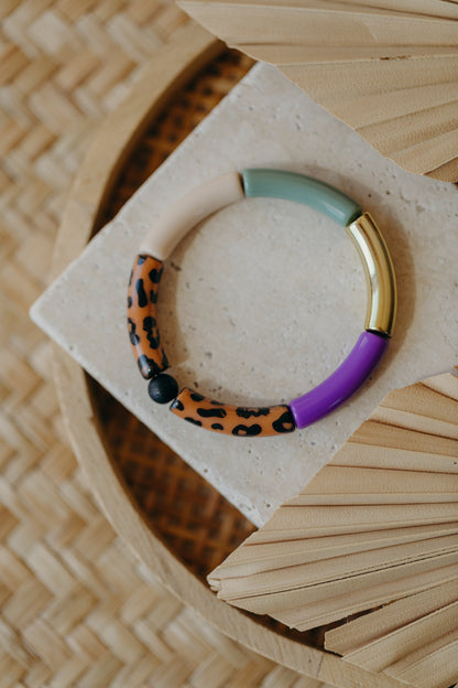 Perlenarmband 041 mit Tube Perlen in Gold, Creme, Lila, Grün und Leo Print