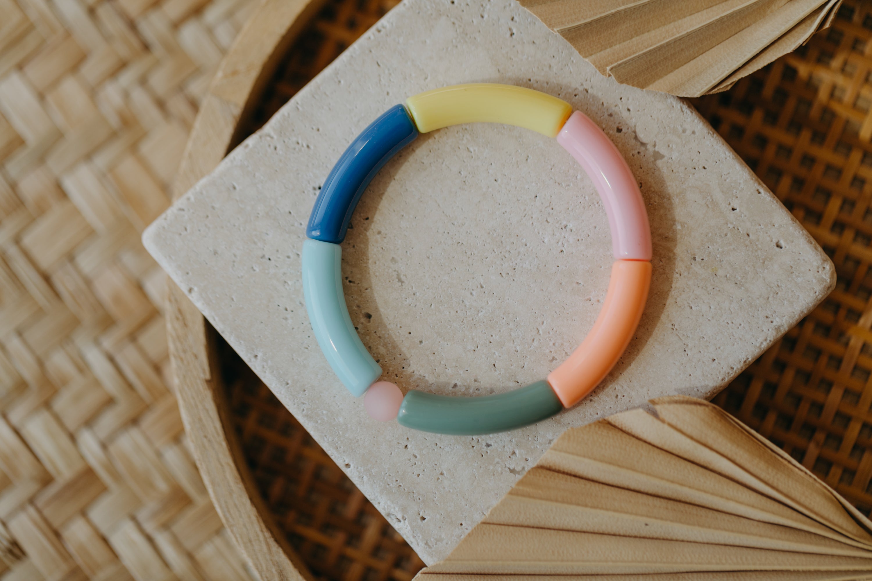 Perlenarmband 042 mit Tube Perlen in Gelb, Apricot, Rosa, Hellblau, Dunkelblau und Grün