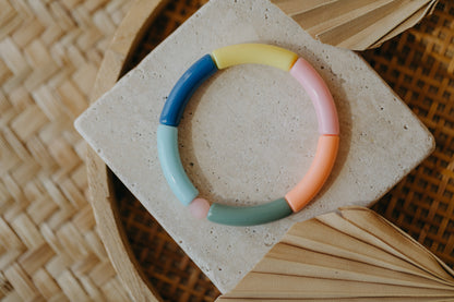 Perlenarmband 042 mit Tube Perlen in Gelb, Apricot, Rosa, Hellblau, Dunkelblau und Grün