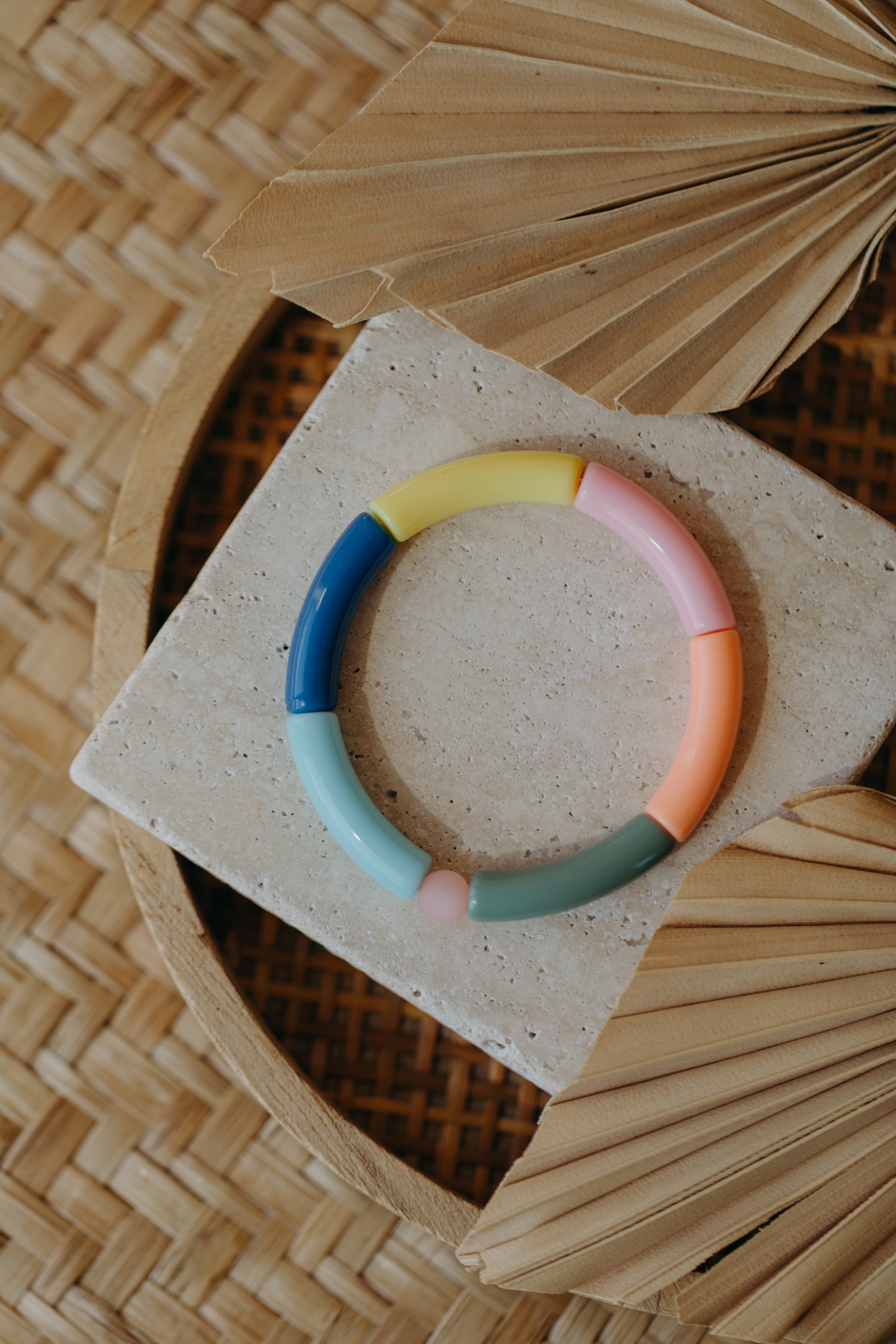 Perlenarmband 042 mit Tube Perlen in Gelb, Apricot, Rosa, Hellblau, Dunkelblau und Grün