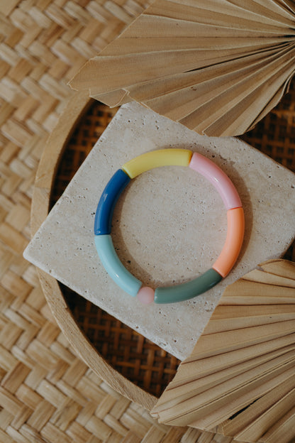 Perlenarmband 042 mit Tube Perlen in Gelb, Apricot, Rosa, Hellblau, Dunkelblau und Grün