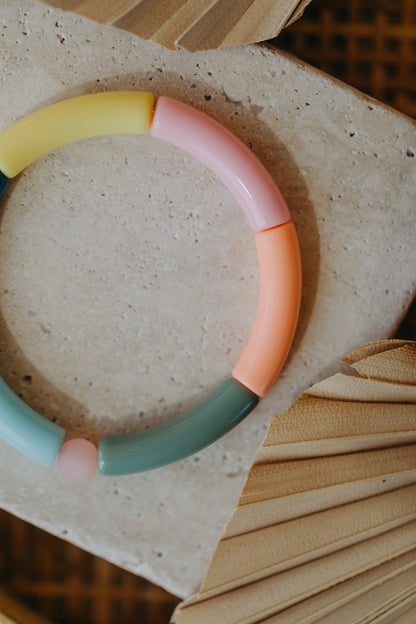 Perlenarmband 042 mit Tube Perlen in Gelb, Apricot, Rosa, Hellblau, Dunkelblau und Grün