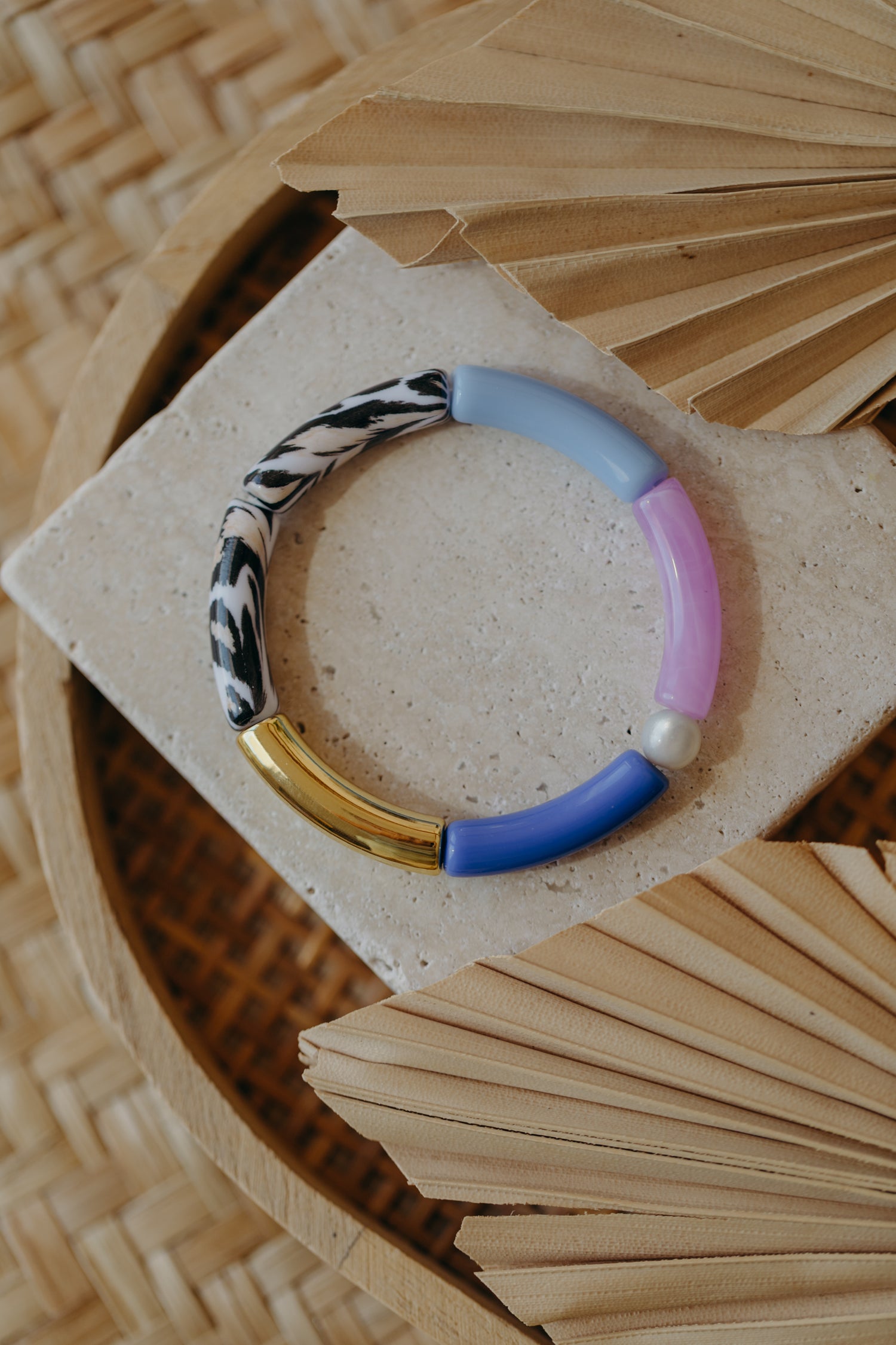 Perlenarmband 044 mit Tube Perlen in Gold, Blau, Lila und Leo Print