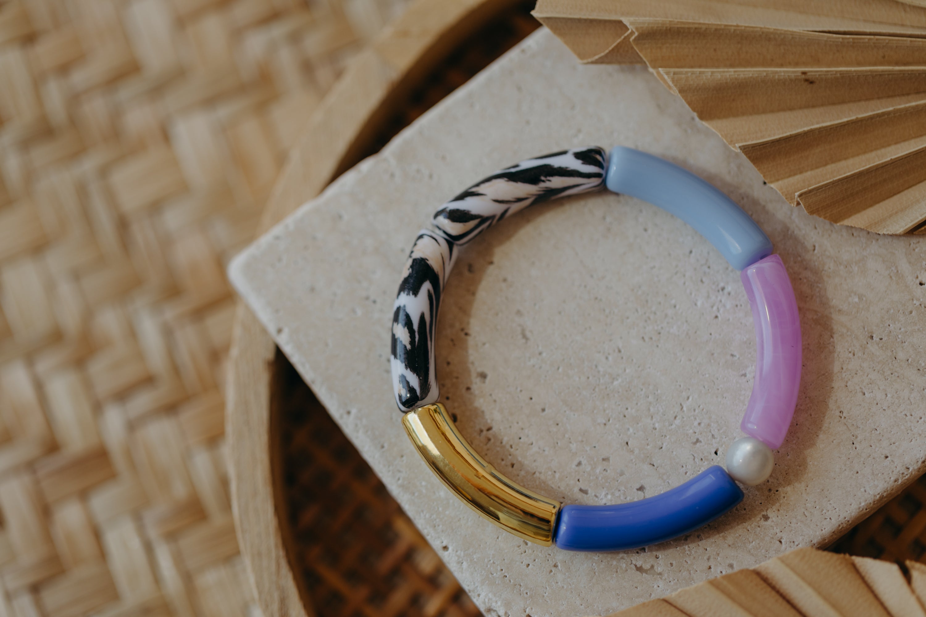 Perlenarmband 044 mit Tube Perlen in Gold, Blau, Lila und Leo Print