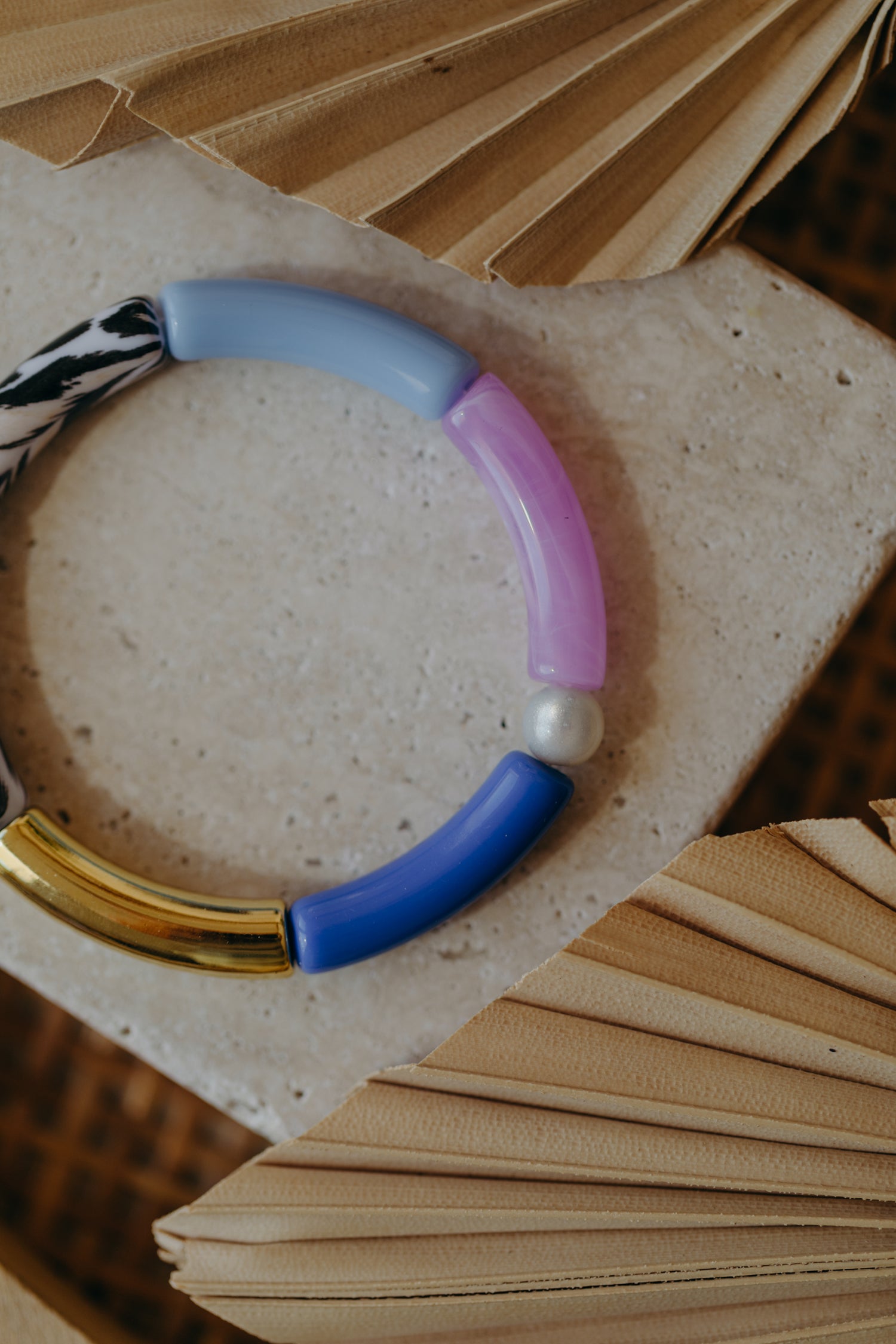 Perlenarmband 044 mit Tube Perlen in Gold, Blau, Lila und Leo Print