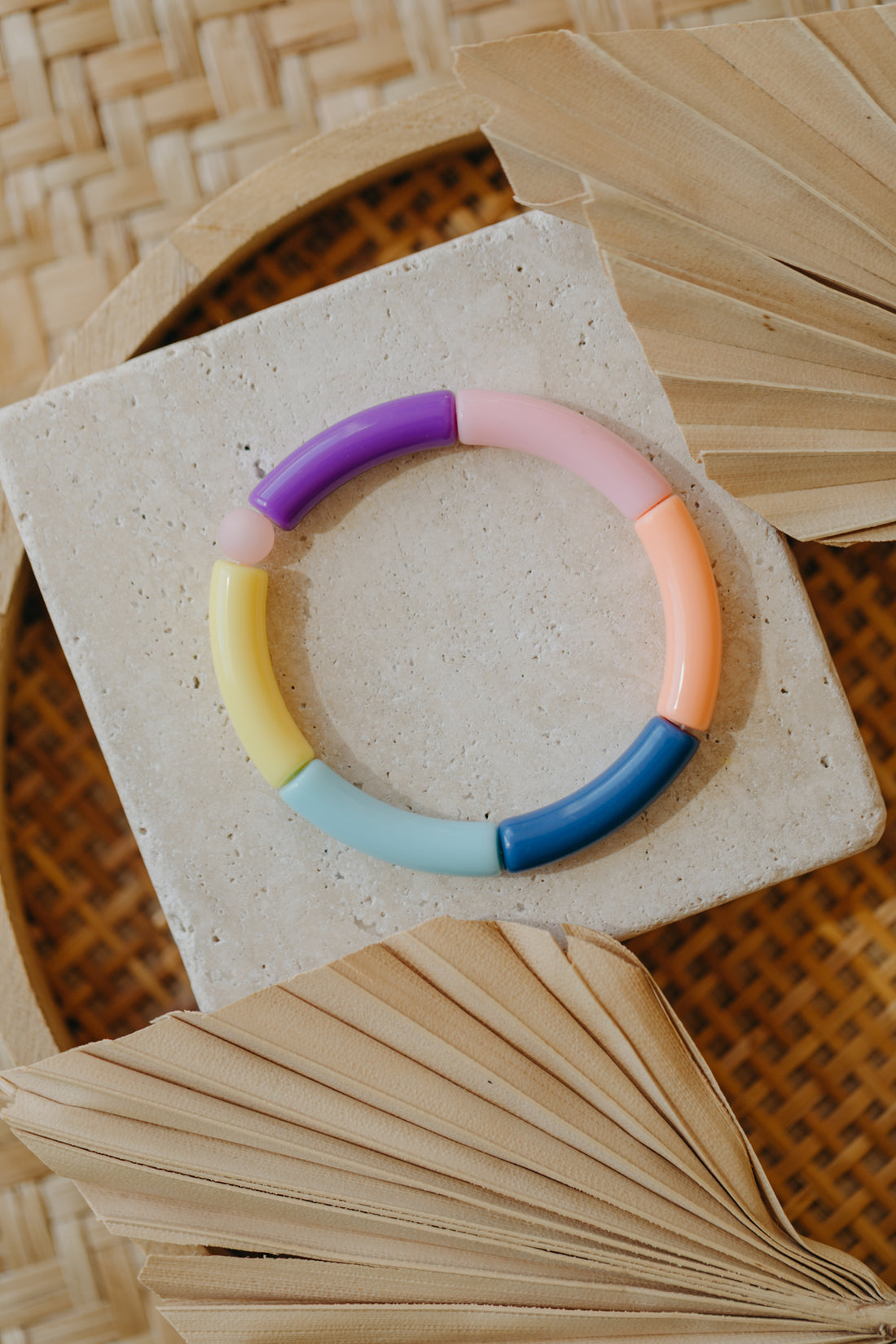 Perlenarmband 045 mit Tube Perlen in Gelb, Apricot, Rosa, Hellblau, Dunkelblau und Lila