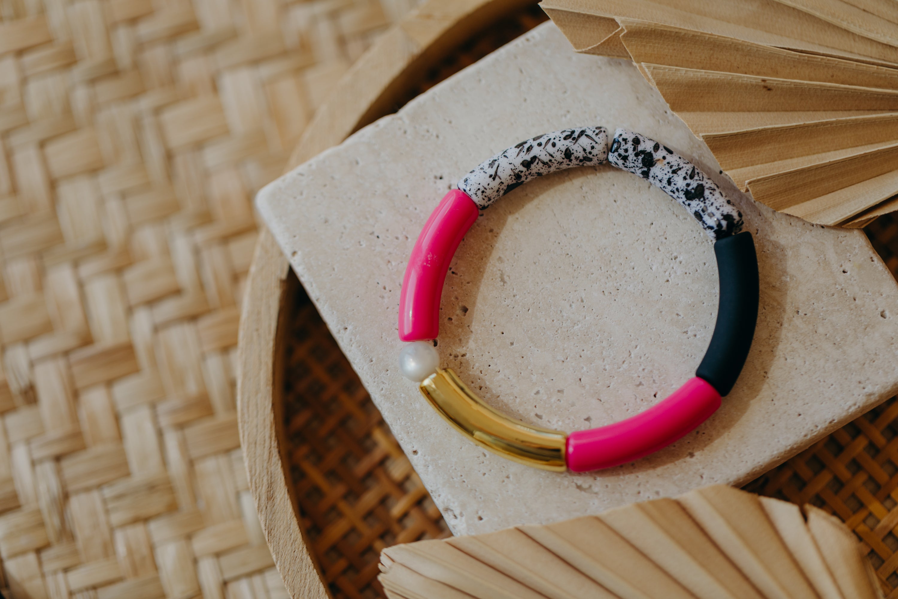 Perlenarmband 046 mit Tube Perlen in Gold, Pink, Schwarz und schwarz-weißem Muster