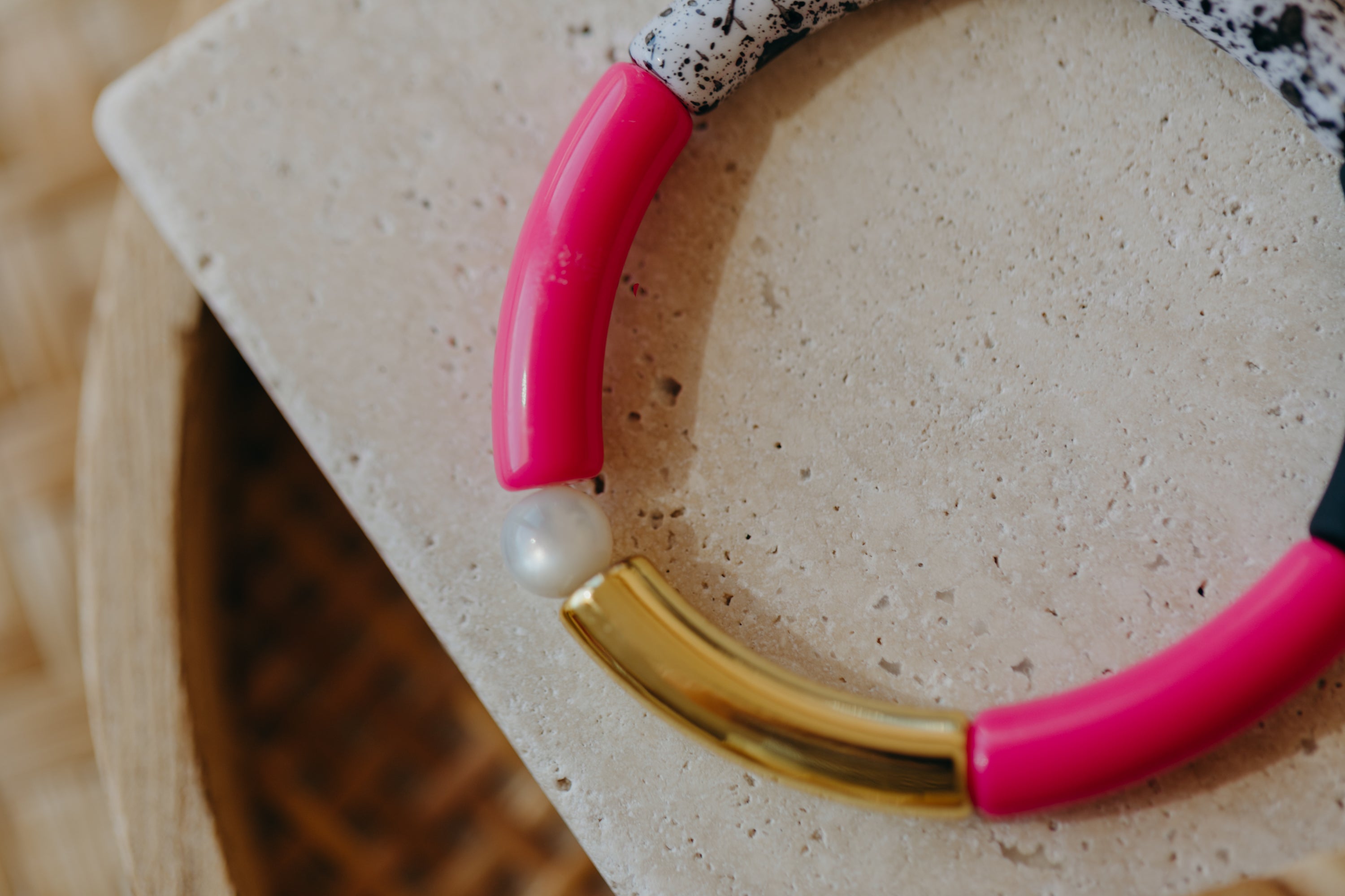 Perlenarmband 046 mit Tube Perlen in Gold, Pink, Schwarz und schwarz-weißem Muster