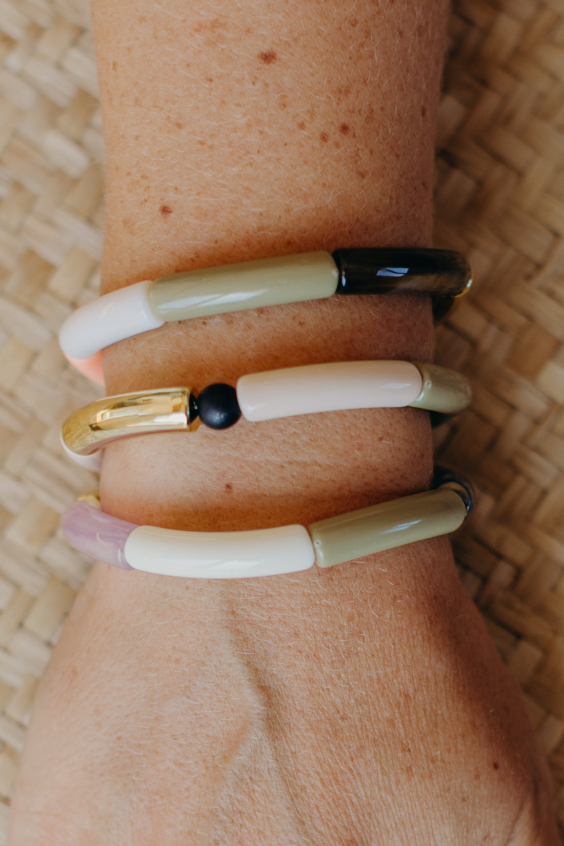 Perlenarmband 026 mit Tube Perlen in Gold, Beige, Olivgrün und Schwarz-Weiß