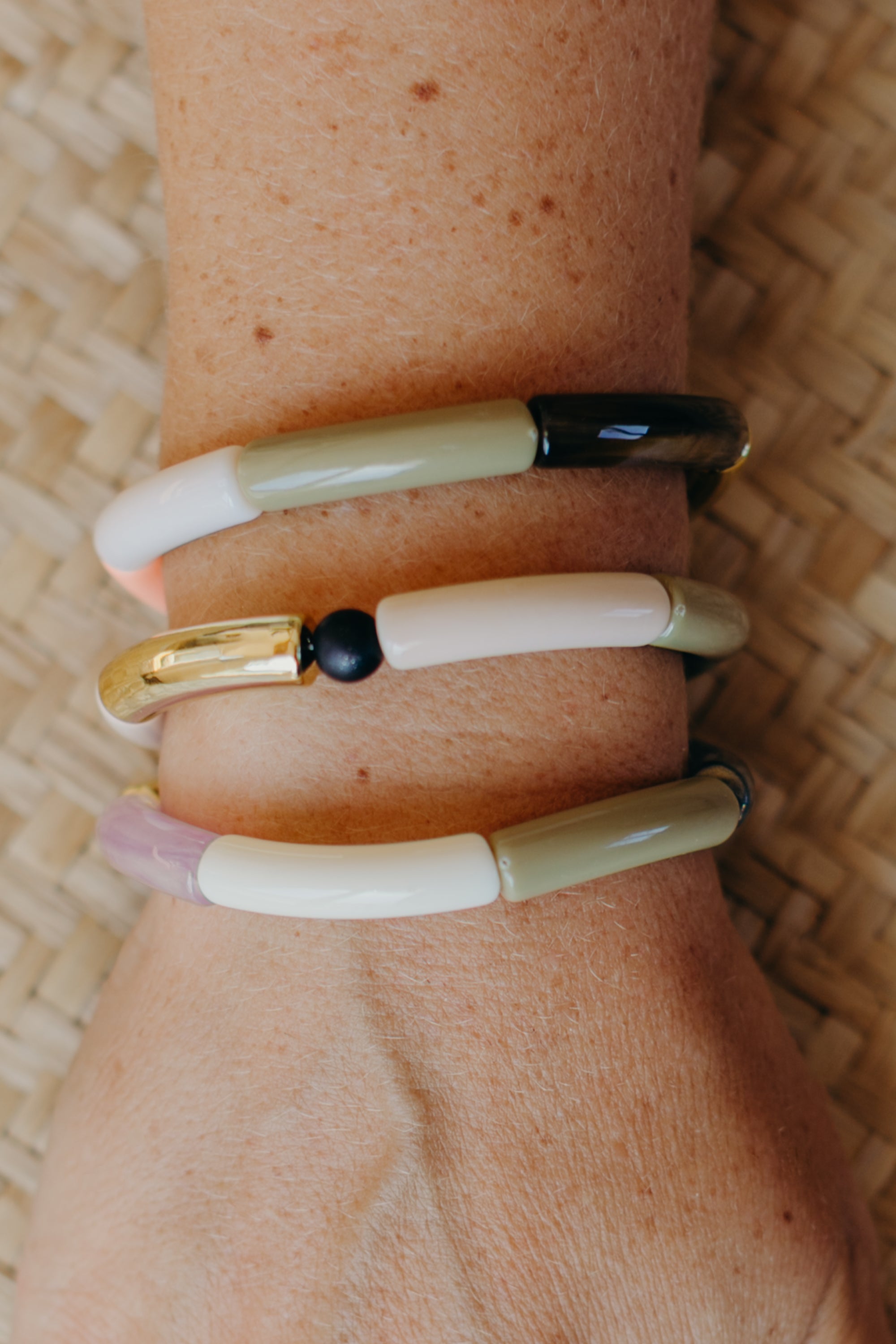 Perlenarmband 008 mit Tube Perlen in Gold, Creme, Beige, Grün und Print