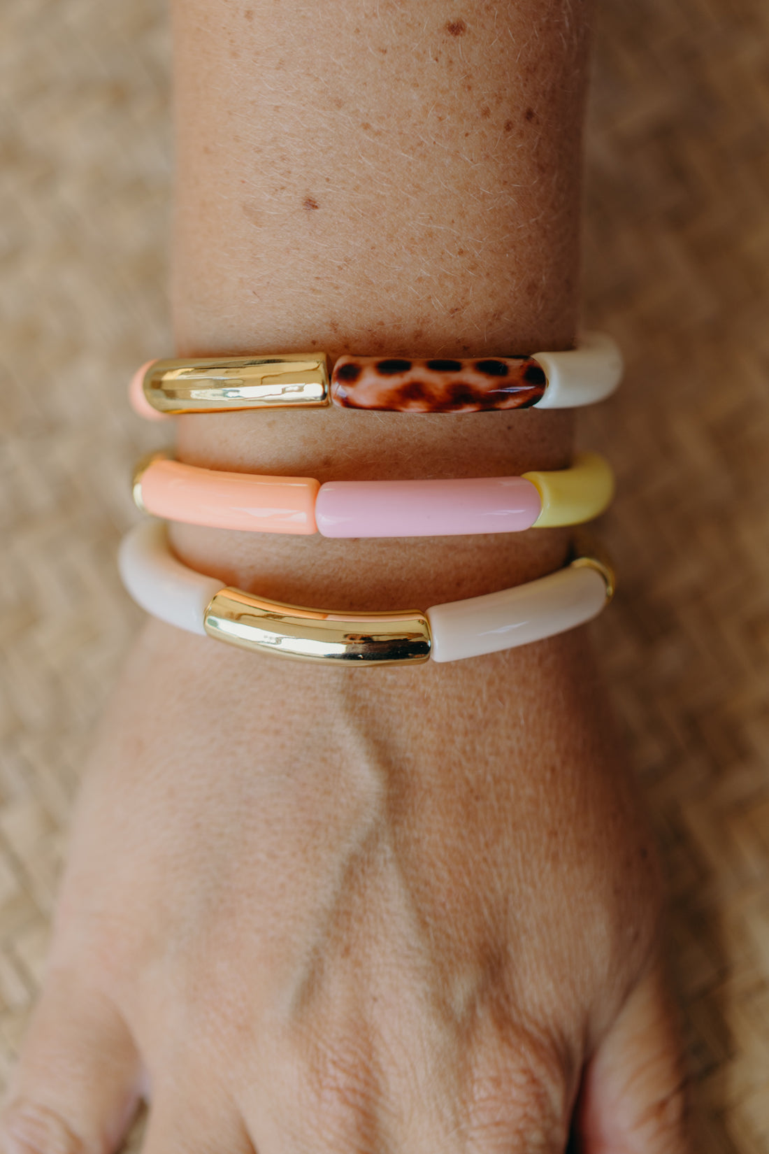 Perlenarmband 011 mit Tube Perlen in Gold, Creme, Gelb, Rosa und Print