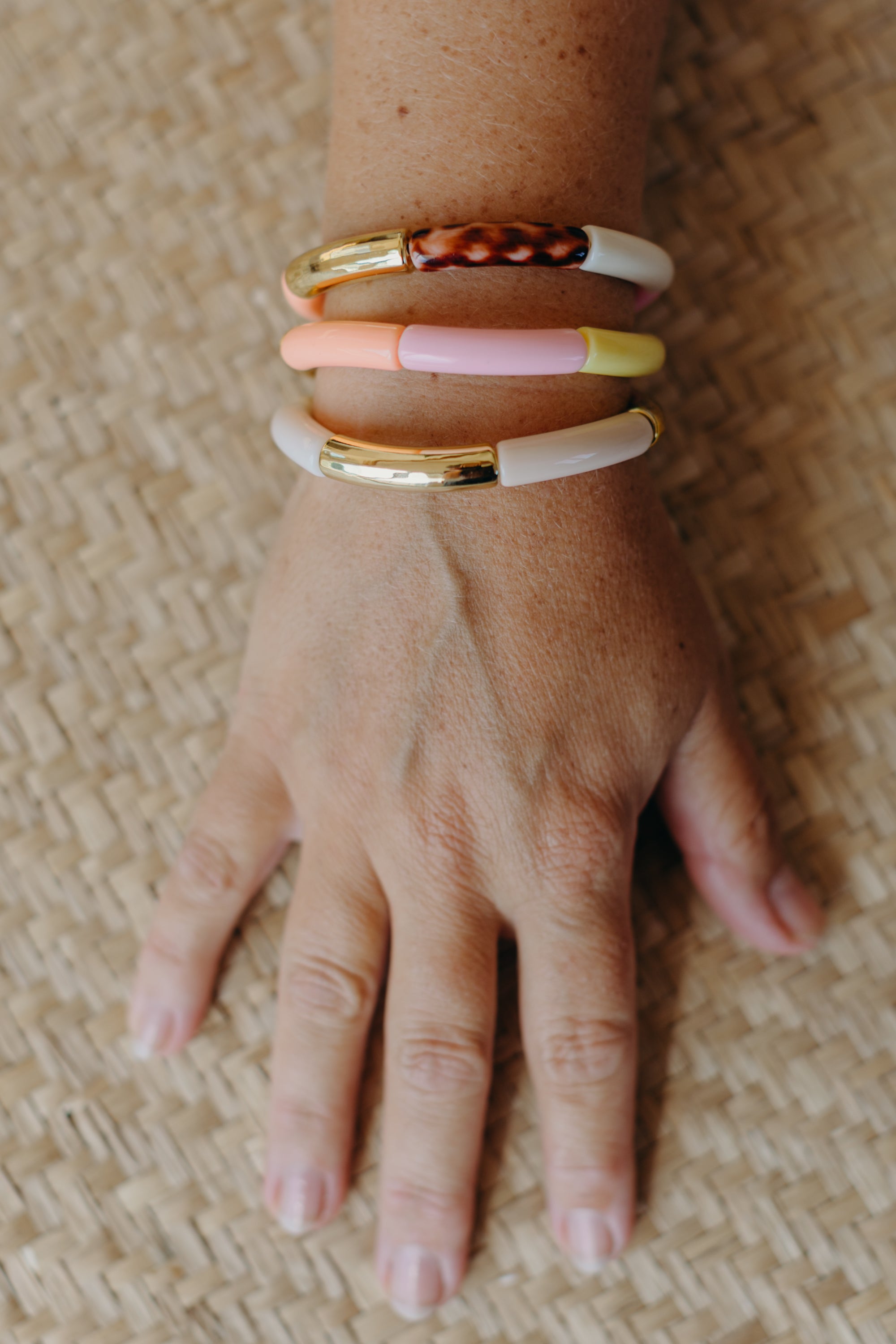 Perlenarmband 038 mit Tube Perlen in Gold, Apricot, und Lilatönen