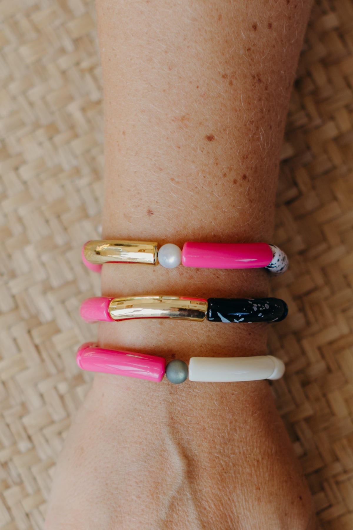 Perlenarmband 030 mit Tube Perlen in Gold, Creme, Pink und Grüntönen