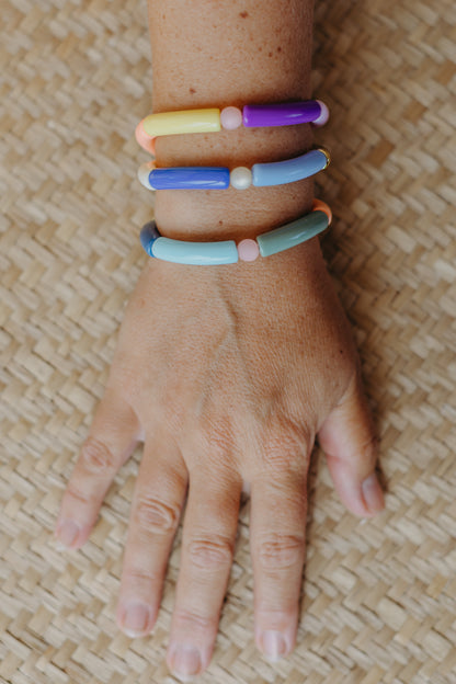 Perlenarmband 006 mit Tube Perlen in Gold, Beige, Hellblau und Print