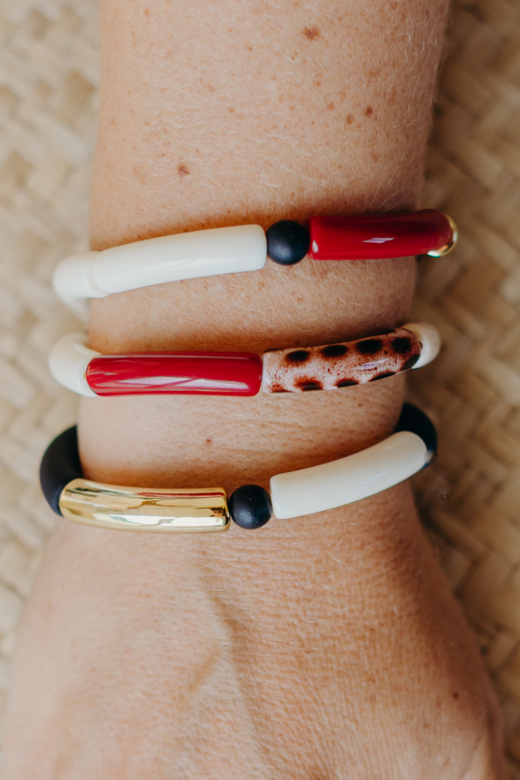 Perlenarmband 010 mit Tube Perlen in Gold, Creme, Weinrot und Schwarz