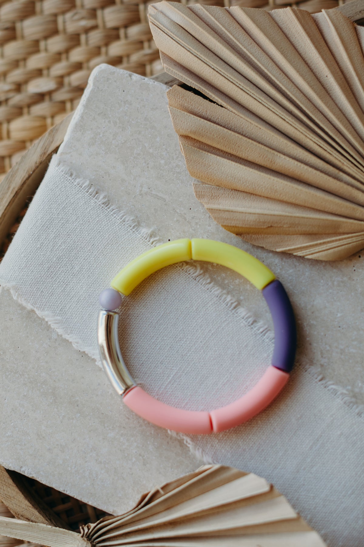 Perlenarmband 074 mit Tube Perlen in Silber, Gelb, Lila und Rosa