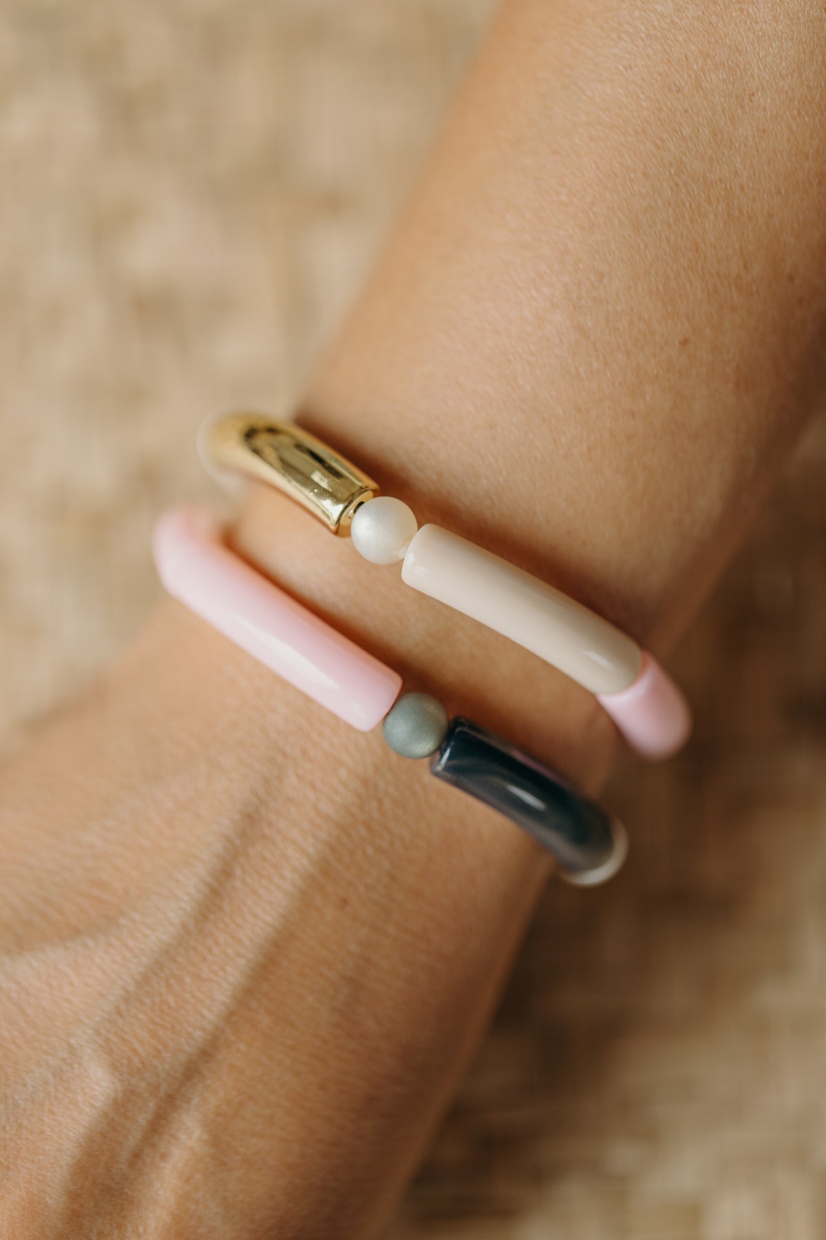 Perlenarmband 048 mit Tube Perlen in Gold, Weiß, Creme und Rosa