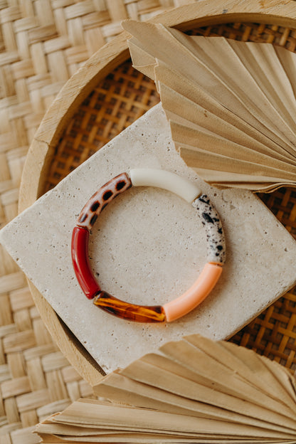 Perlenarmband 080 mit Tube Perlen in Apricot, Weinrot, Creme und Animal Print