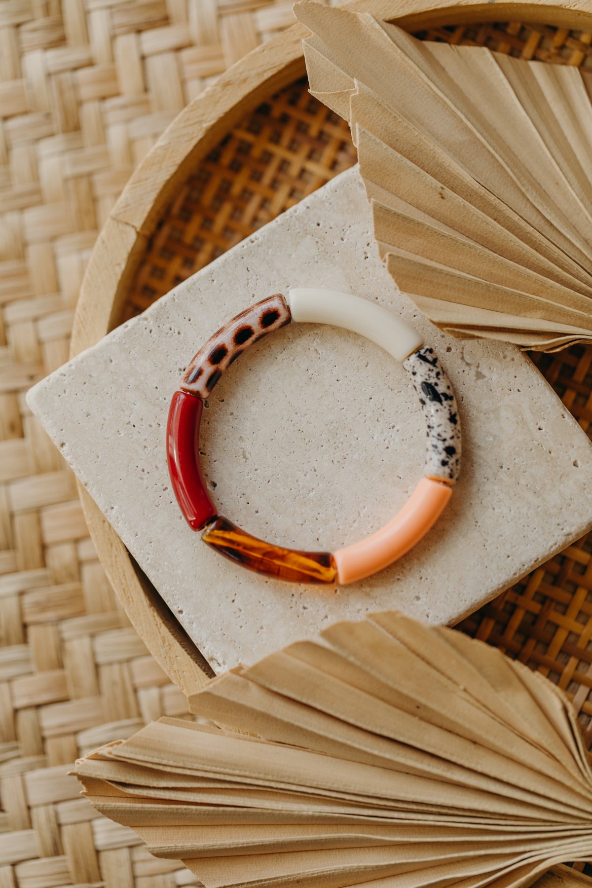 Perlenarmband 080 mit Tube Perlen in Apricot, Weinrot, Creme und Animal Print
