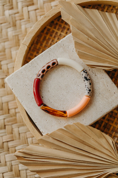 Perlenarmband 080 mit Tube Perlen in Apricot, Weinrot, Creme und Animal Print