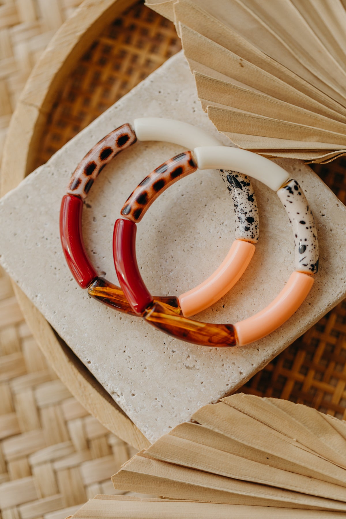 Perlenarmband 080 mit Tube Perlen in Apricot, Weinrot, Creme und Animal Print