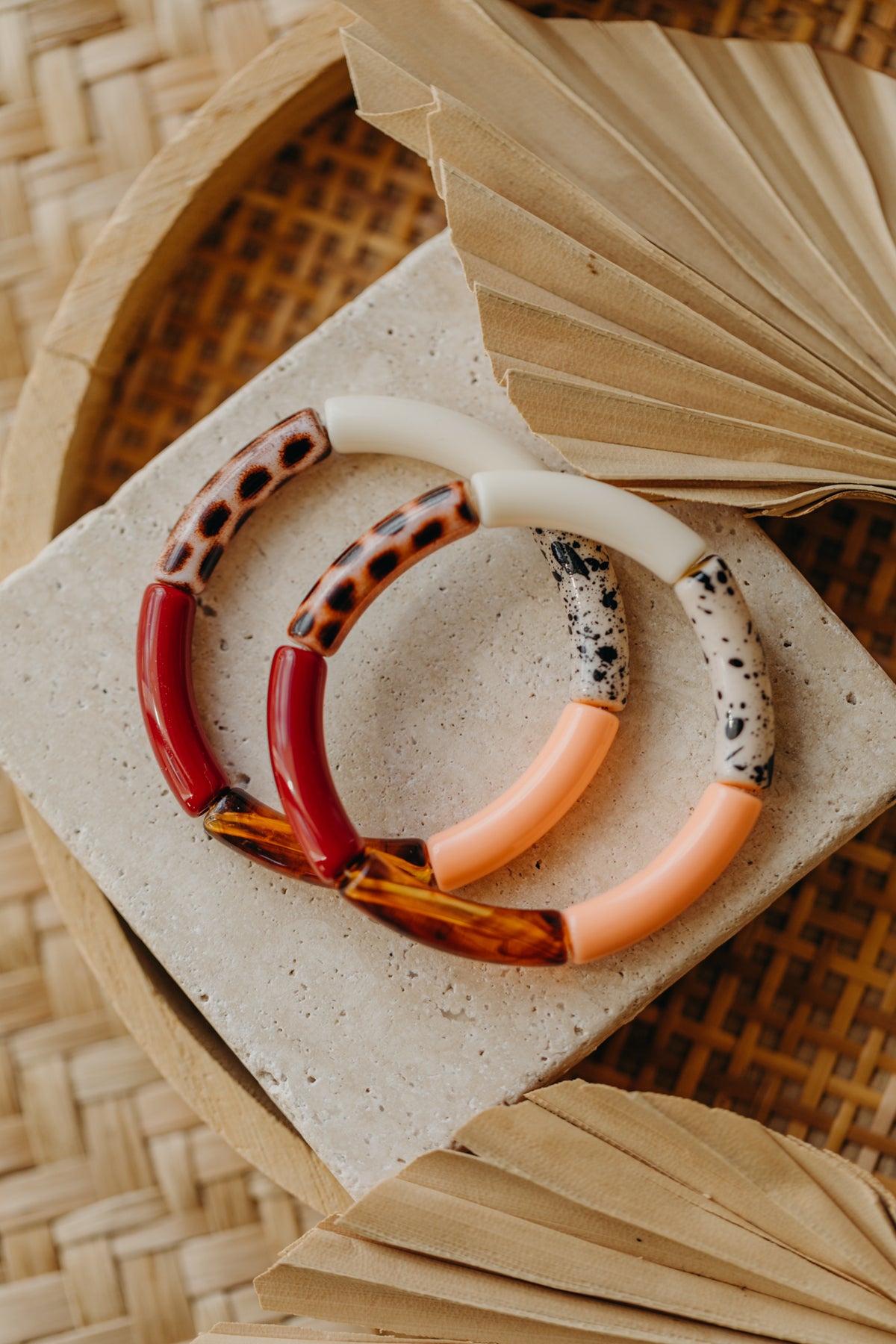 Perlenarmband 080 mit Tube Perlen in Apricot, Weinrot, Creme und Animal Print