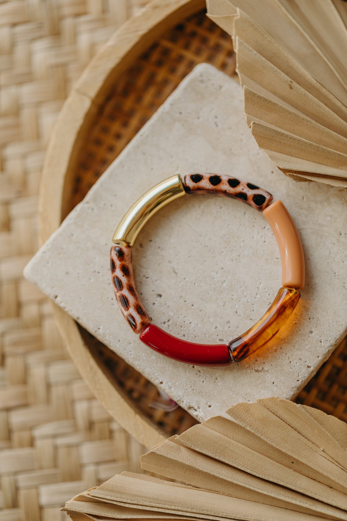 Perlenarmband 082 mit Tube Perlen in hellbraun, braun, weinrot und Animal Print