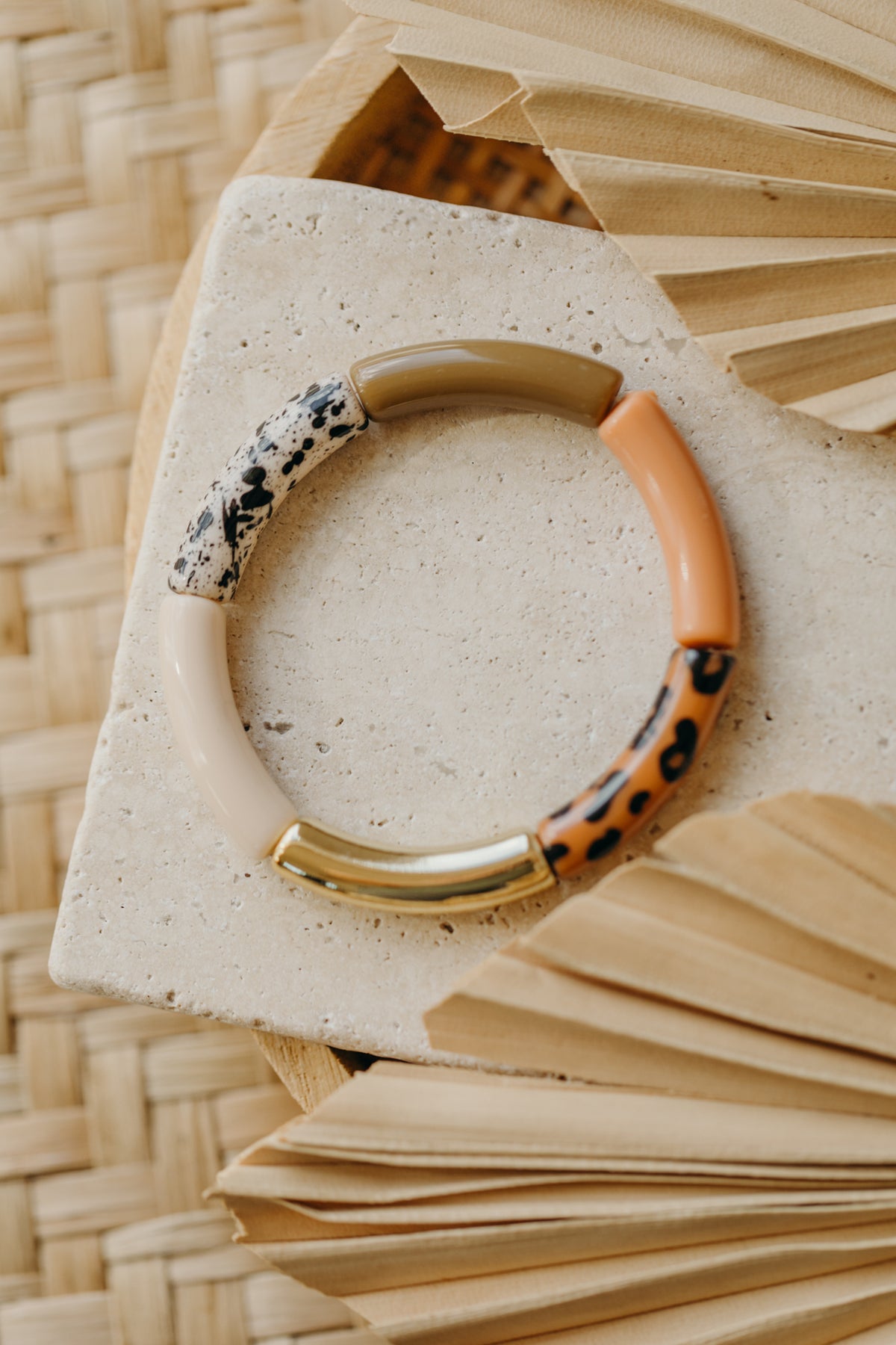 Perlenarmband 083 mit Tube Perlen in creme, hellbraun und Animal Print